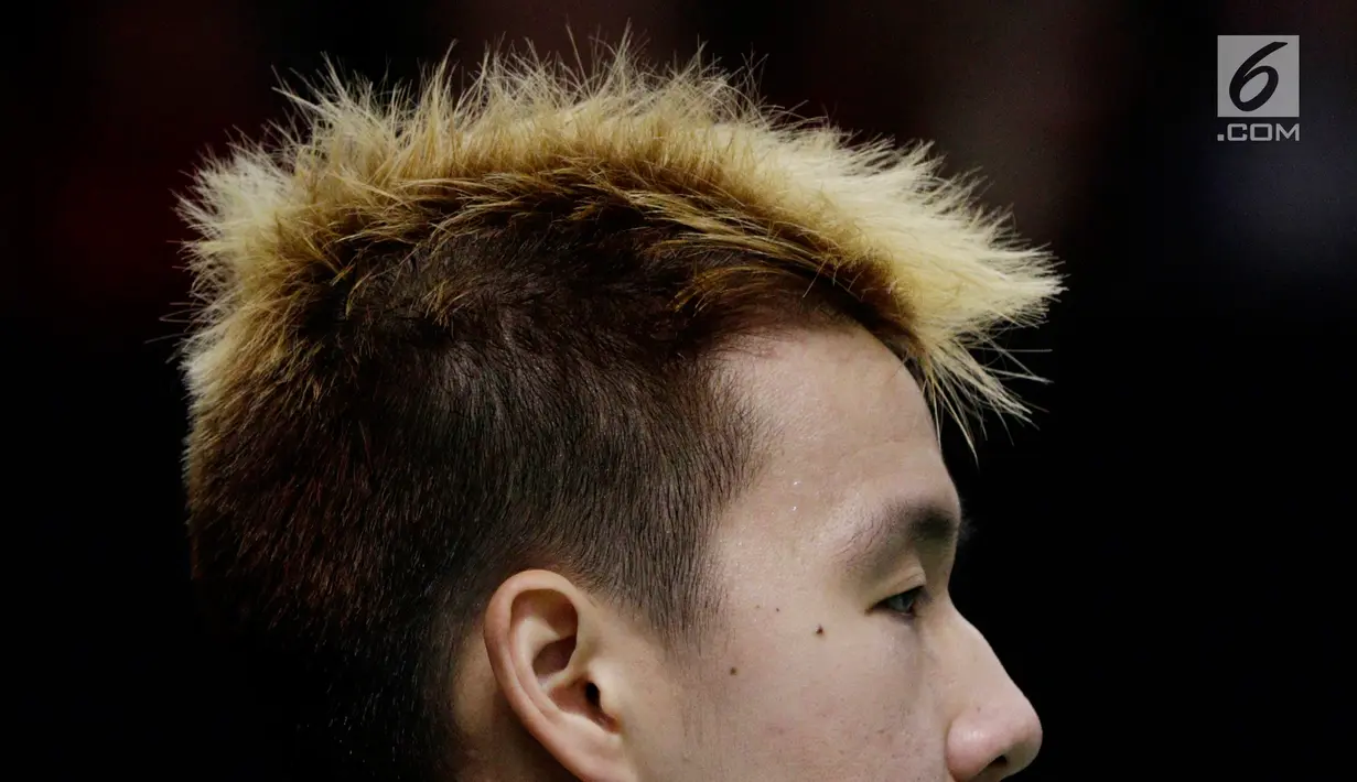 Penampilan pebulutangkis Indonesia, Marcus Gideon saat melawan Mark Lamsfuss / Marvin Seidel (Jerman) pada Indonesia Masters 2019 di Istora Senayan, Rabu (23/1). Marcus terlihat lebih trendi dengan gaya rambut baru dan berwarna. (Bola.com/M Iqbal Ichsan)