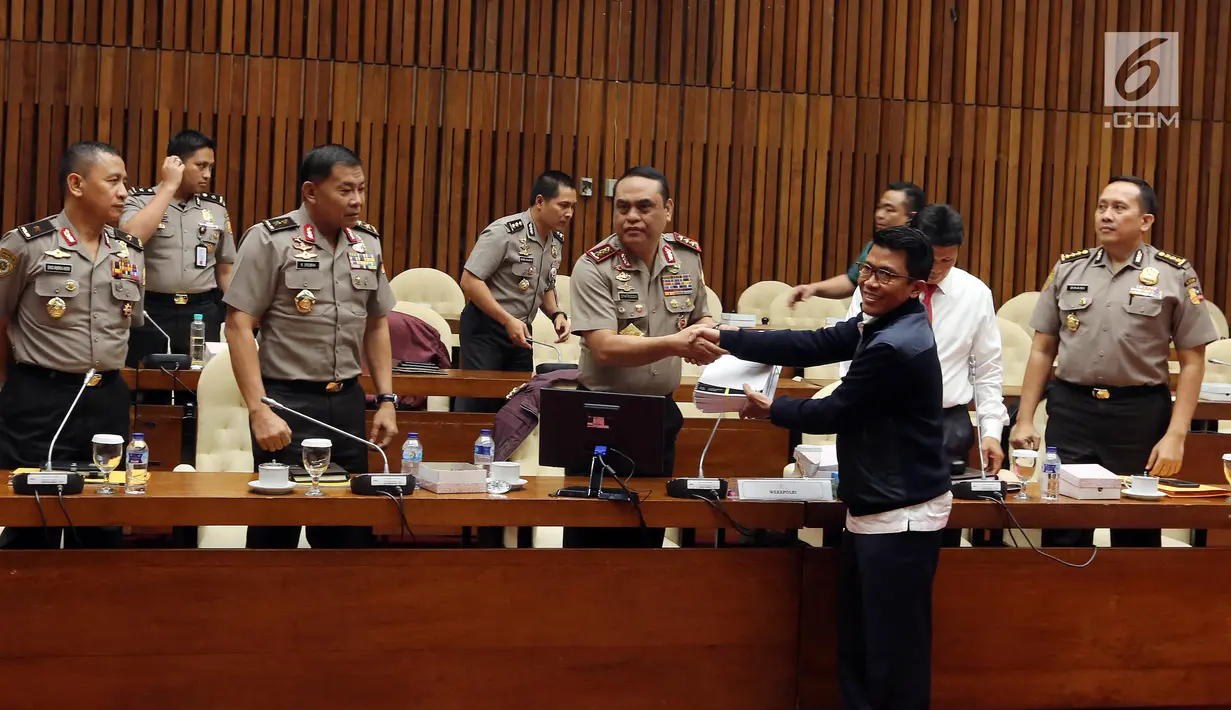 Anggota Pansus Hak Angket Misbakhun menyerahkan hasil Audit KPK dari BPK ke Wakapolri Komjen Syafruddin, usai menggelar Rapat Dengar Pendapat tertutup di Komplek Parlemen, Senayan, Jakarta, Rabu (19/7). (Liputan6.com/Johan Tallo)