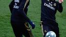 Gelandang Real Madrid, Luka Modric (kanan) berusaha merebut bola dari bek Eder Militao selama sesi latihan tim di fasilitas olahraga Real Madrid City di Madrid (17/12/2019). Real Madrid akan bertanding melawan Barcelona dalam laga El Clasico di Nou Camp. (AFP/Javier Soriano)