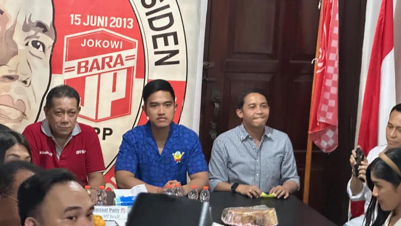 Kaesang tidak berkomentar banyak perihal putusan MK apakah nantinya berkaitan dengan Gibran. Namun, Kaesang hanya berharap agar kakaknya itu bisa memberikan yang terbaik.<br>