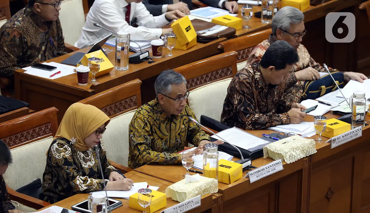 Ketua Dewan Komisioner OJK Wimboh Santoso (kedua kiri) menyampaikan pemaparan saat rapat dengan Komisi XI DPR terkait pembenahan Jiwasraya di Kompleks Parlemen, Jakarta, Rabu (22/1/2020). Rapat tersebut juga membahas tentang pengawasan industri jasa keuangan. (Liputan6.com/Johan Tallo)
