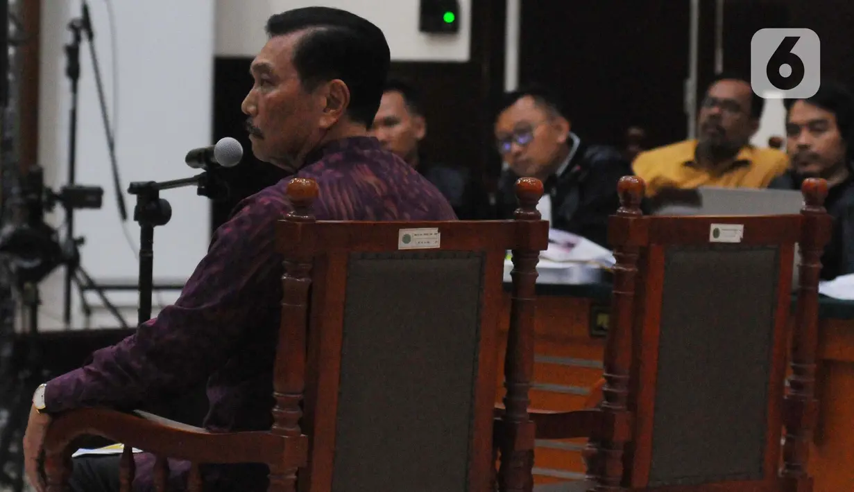Di dalam ruang sidang, Luhut tampak mengenakan kemeja ungu dengan motif batik berlengan panjang. (merdeka.com/Imam Buhori)