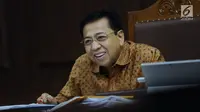 Terdakwa dugaan korupsi proyek e-KTP, Setya Novanto tersenyum saat menyimak keterangan saksi Charles Sutanto Ekapradja pada sidang lanjutan di Pengadilan Tipikor, Jakarta, Senin (22/1). Sidang menghadirkan sejumlah saksi. (Liputan6.com/Helmi Fithriansyah)