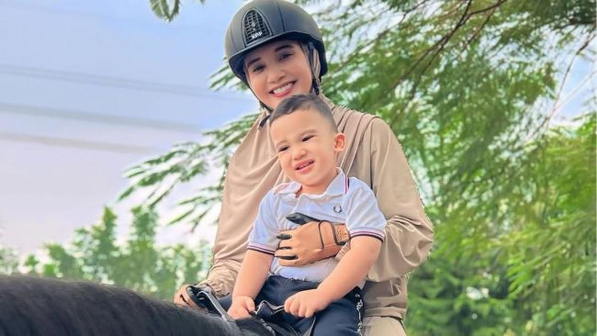 Punya Hobi Olahraga, 4 Potret Zaskia Sungkar Ajak Ukkasya dan Humaira Sang Anak Berkuda