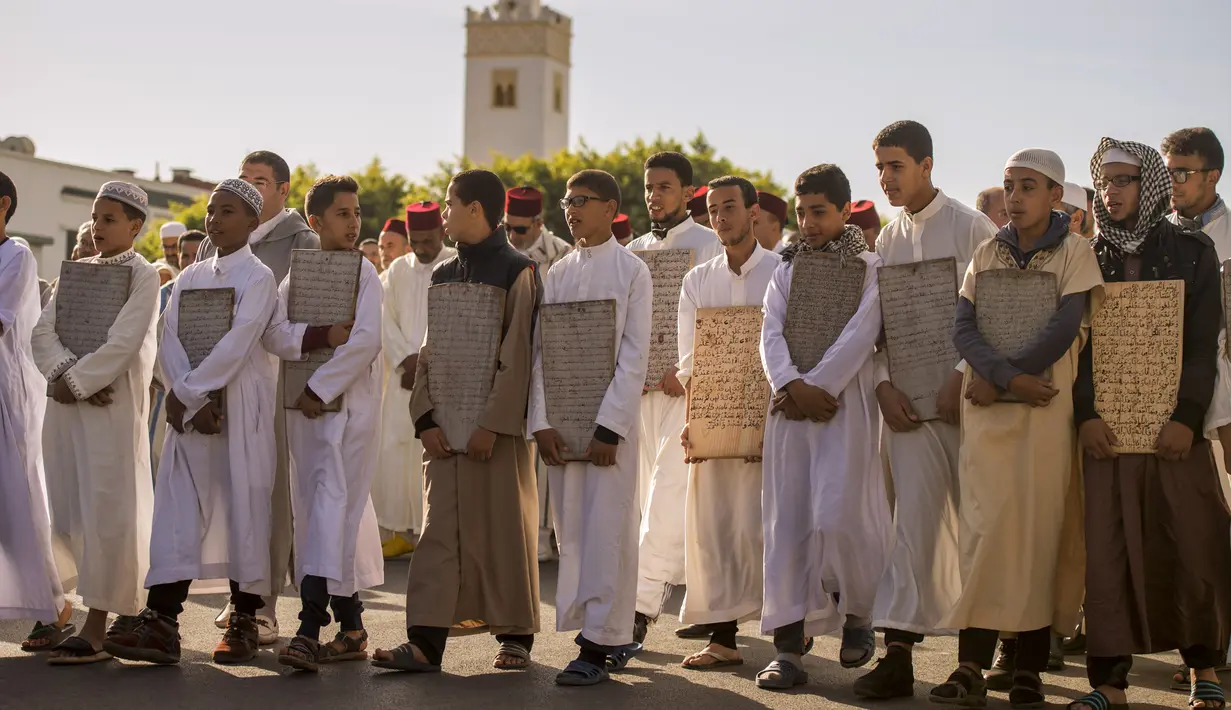 Anak-anak Maroko berangkat ke Masjid Agung Sale untuk Salat Istisqa di dekat Kota Rabat, Maroko (24/11). Muslim Maroko melakukan Salat Istisqa yang bertujuan meminta hujan untuk negara meraka. (AFP Photo/Fadel Senna)