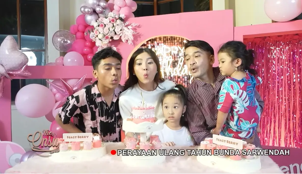 Kejutan berhasil dan membuat Sarwendah sangat senang. Dekorasi rumahnya dengan nuansa pink. Momen Wendah Tan saat tiup lilin bersama suami dan anak-anaknya. [Youtube/The Onsu Family]