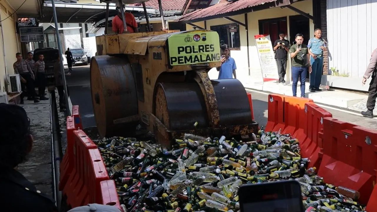 Pemusnahan ribuan botol miras di Mapolres Pemalang jelang lebaran. (Foto: Liputan6.com/Polres Pemalang)
