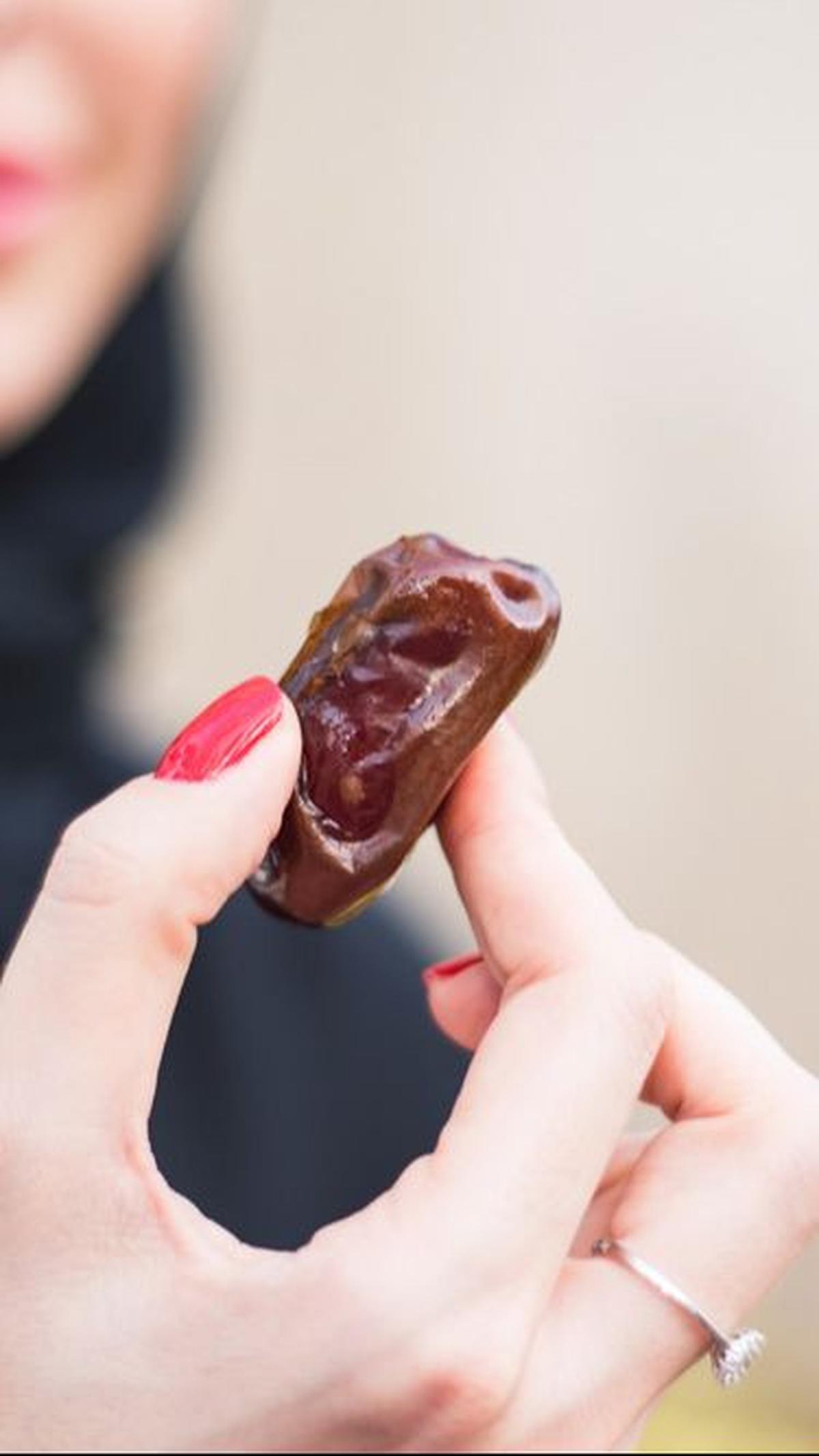 <b>Kurma dalam Tradisi <br></b><br>Dalam tradisi, kurma sering dikonsumsi dalam jumlah ganjil, yaitu 1, 3, atau 5 buah. Ini bukan hanya sebatas tradisi, tetapi juga membantu dalam mengontrol jumlah konsumsi agar tidak berlebihan.<br>