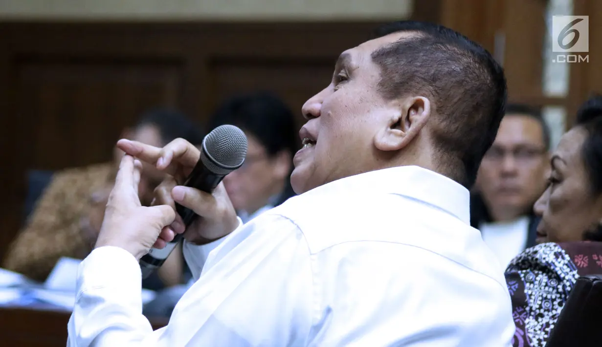 Mantan Ketua Komisi II DPR, Chairuman Harahap menjawab pertanyaan saat sidang dugaan korupsi pengadaan e-KTP dengan terdakwa Irvanto Hendra Pambudi dan Made Oka Masagung di Pengadilan Tipikor, Jakarta, Selasa (7/8). (Liputan6.com/Helmi Fithriansyah)