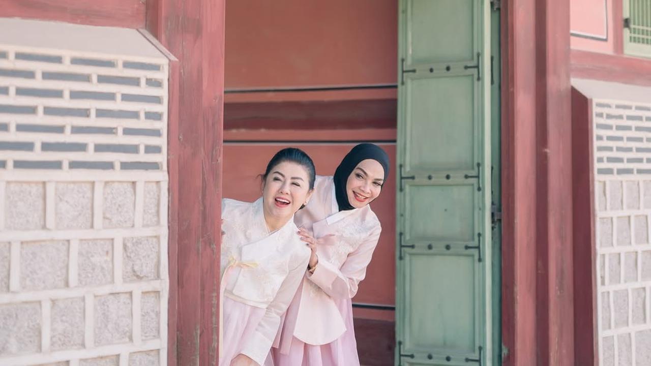 Potret Cantik Mami Rieta Amilia dan Desiree Tarigan Pakai Handbok di Korea, Bestie Awet Muda