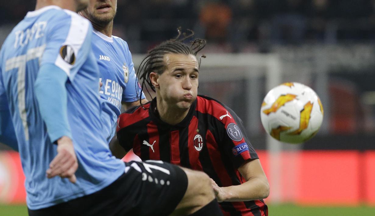 Bek AC Milan, Diego Laxalt, berebut bola dengan pemain F91 Dudelange, pada laga Liga Europa di Stadion San Siro, Kamis (29/11). AC Milan menang 5-2 atas F91 Dudelange. (AP/Luca Bruno)