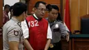 Wong Chi Ping (tengah) dikawal polisi saat memasuki ruang sidang di Pengadilan Negeri Jakarta Barat, Jumat (13/11/2015). Ini merupakan penyelundupan obat terbesar yang pernah terjadi di Indonesia. (REUTERS/Beawiharta)