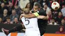 Pemain Bayer Leverkusen, Jonathan Tah, berebut bola dengan pemain West Ham United, Vladimir Coufal, pada laga Perempat final Liga Europa di Stadion BayArena, Jumat (12/4/2024). (AP Photo/Martin Meissner)