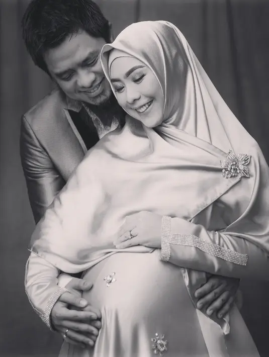 Sebalum memasuki ruang operasi, perempuan 28 tahun itu terlihat mengunggah foto bersama suami dan anak-anaknya. "story 1" tulis Okie sebagai keterangan foto. (Instagram/oryvitrio)