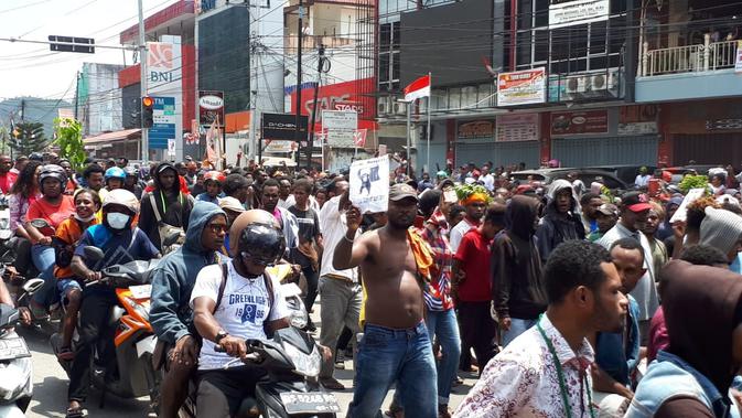 Aksi massa sudah terjadi sejak pukul 05.30 WIT. Massa memblokir sejumlah ruas jalan protokol, yakni di jakan Wosi, Yos Sudarso, Merdeka, Trikora, Wosi, Jalan Baru , Reremi, Esau Sesa. (Kabarpapua/ Litha)