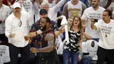 Ekspresi pemain Cleveland, LeBron James usai mencetak tiga poin saat melawan Boston Celtics pada gim keenam final wilayah timur NBA basketball di Quicken Loans Arena, (25/5/2018). Cavaliers menang 109-99. (AP/Ron Schwane)