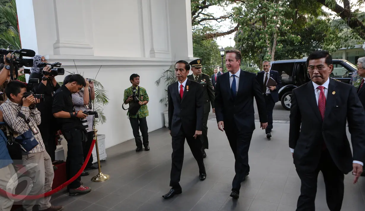 Presiden Jokowi (kiri) menerima kunjungan kerja PM Inggris David Cameron di Istana Negara, Jakarta, Senin (27/7). Keduanya melakukan pertemuan bilateral untuk meningkatkan hubungan kerjasama kedua negara di berbagai bidang. (Liputan6.com/Faizal Fanani)