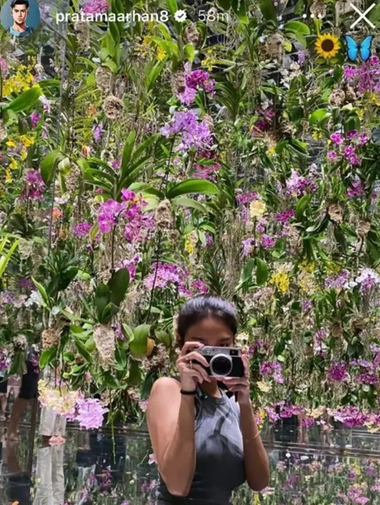 Meski tak mengabadikan foto berdua, namun Pratama Arhan sempat mengunggah foto sang istri. Aksi romantis sang pesepakbola pun bikin warganet ikut baper.  [@azizahsalsha_]
