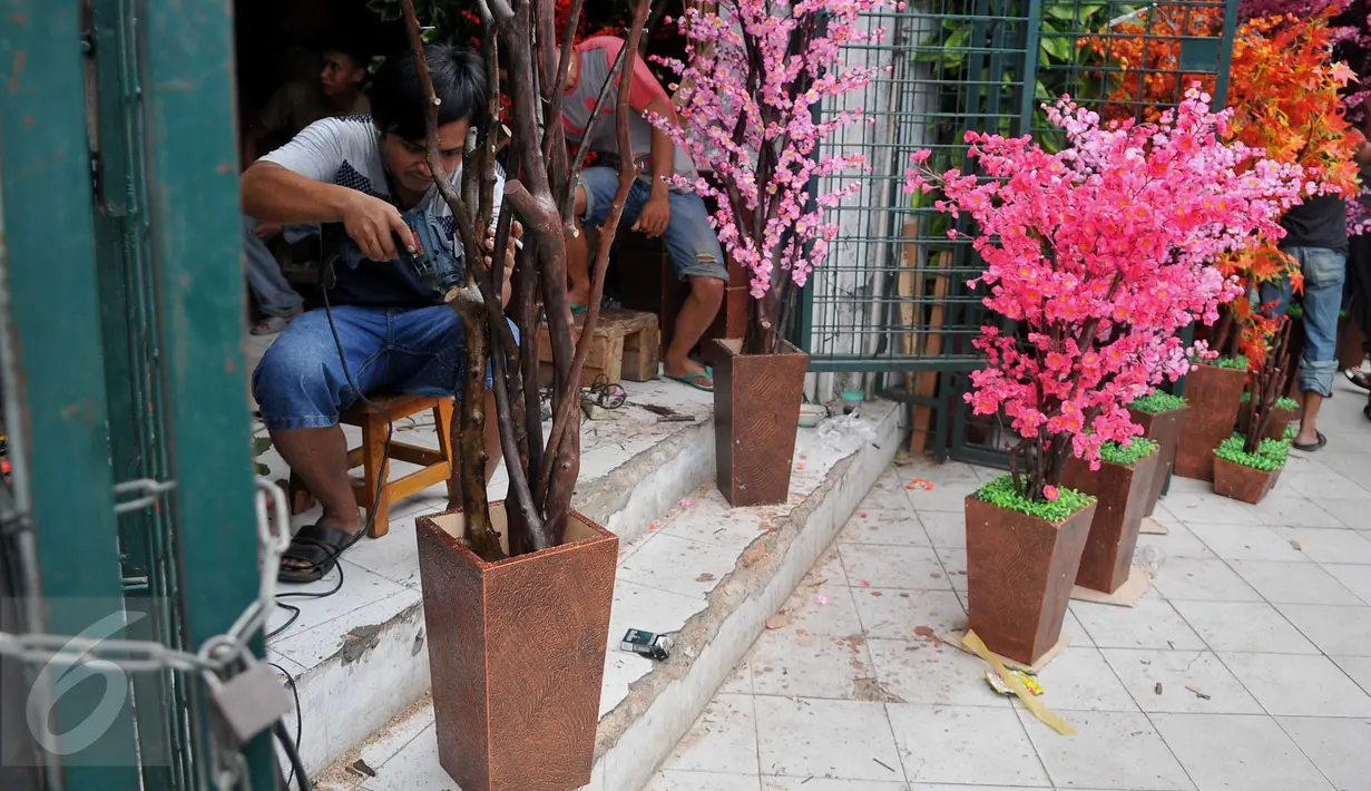 Pengrajin sedang merangkai Pohon Hias Imlek di kawasan Glodok, Jakarta, Kamis (21/1/2016). Penjualan Pohon Hias Imlek meningkat drastis jelang perayaan Imlek. (Liputan6.com/Gempur M Surya)