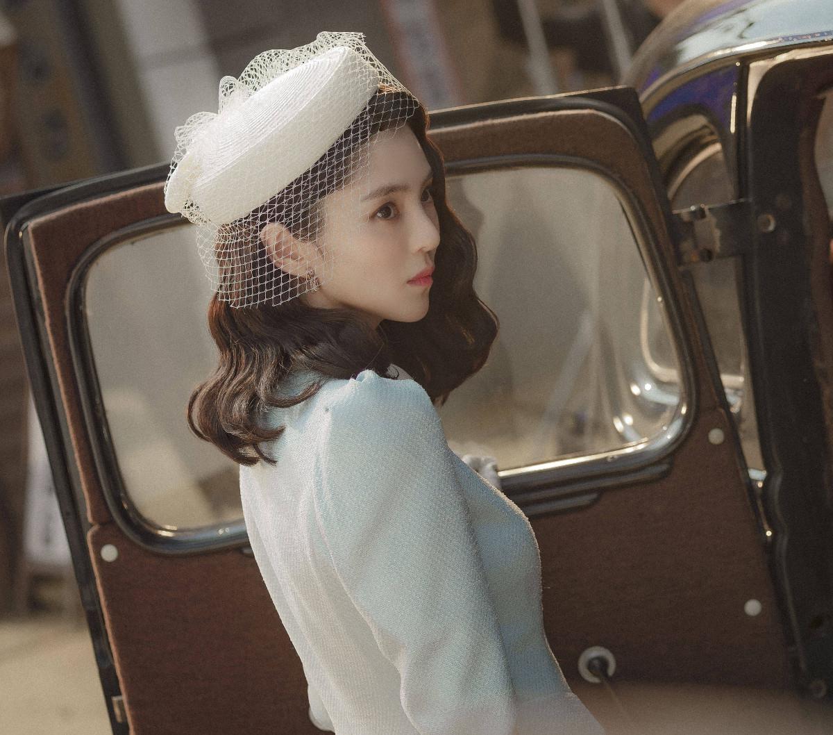 Kehidupannya yang penuh misteri bertemu dengan Yoon Chae Ok (diperankan oleh Han So Hee), seorang detektif spesialis pencari orang.