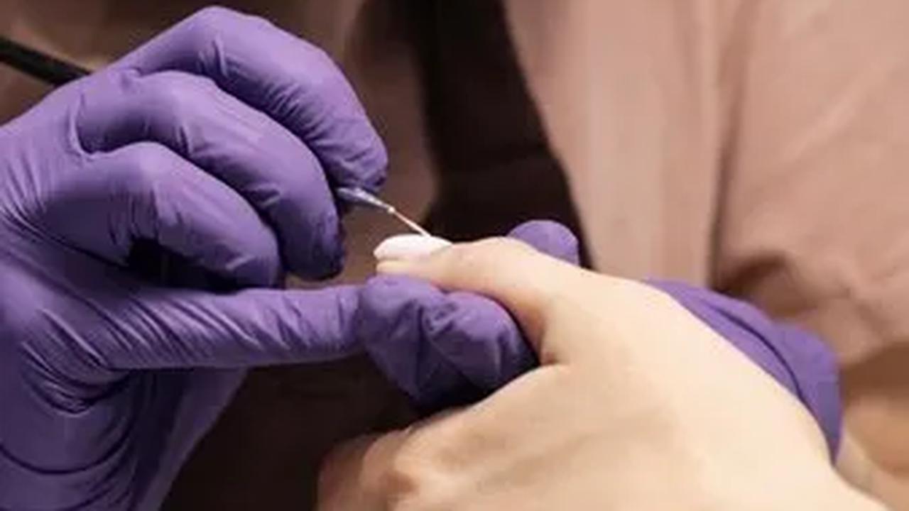 Dengan memahami manfaat dan risiko dari manicure, Anda dapat menikmati pengalaman perawatan kuku yang tidak hanya membuat tampilan kuku lebih cantik tetapi juga memberikan dampak positif pada kesehatan mental dan fisik.