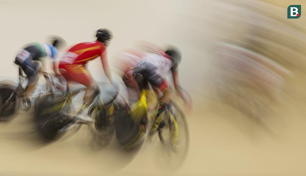 Para pesepeda beradu cepat saat tampil pada nomor madison putra Asian Games XVIII di Veledrom Rawamangun, Jakarta, Jumat (31/8/2018). (Bola.com/Vitalis Yogi Trisna)