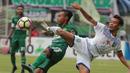 Duel pemain pemain Persebaya, Irvan Febrianto (kiri) dengan pemain PSPS Riau pada laga 8 Besar Liga 2 Grup Y di Stadion GBLA, Bandung, Sabtu (18/11/2017). Persebaya Menang 1-0. (Bola.com/Nicklas Hanoatubun)