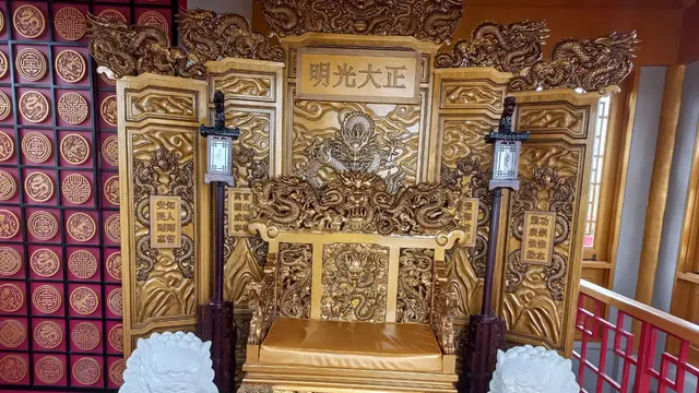 Singgasana di puncak pagoda Old Shanghai, Kelapa Gading, Jakarta Timur.