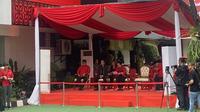 Ketum PDI Perjuangan Megawati Soekarnoputri tiba di Sekolah Partai untuk merayakan HUT ke-52 PDIP. Megawati didampingi oleh putranya, Prananda Prabowo. (Liputan6.com/Muhammad Radityo Priyasmoro)