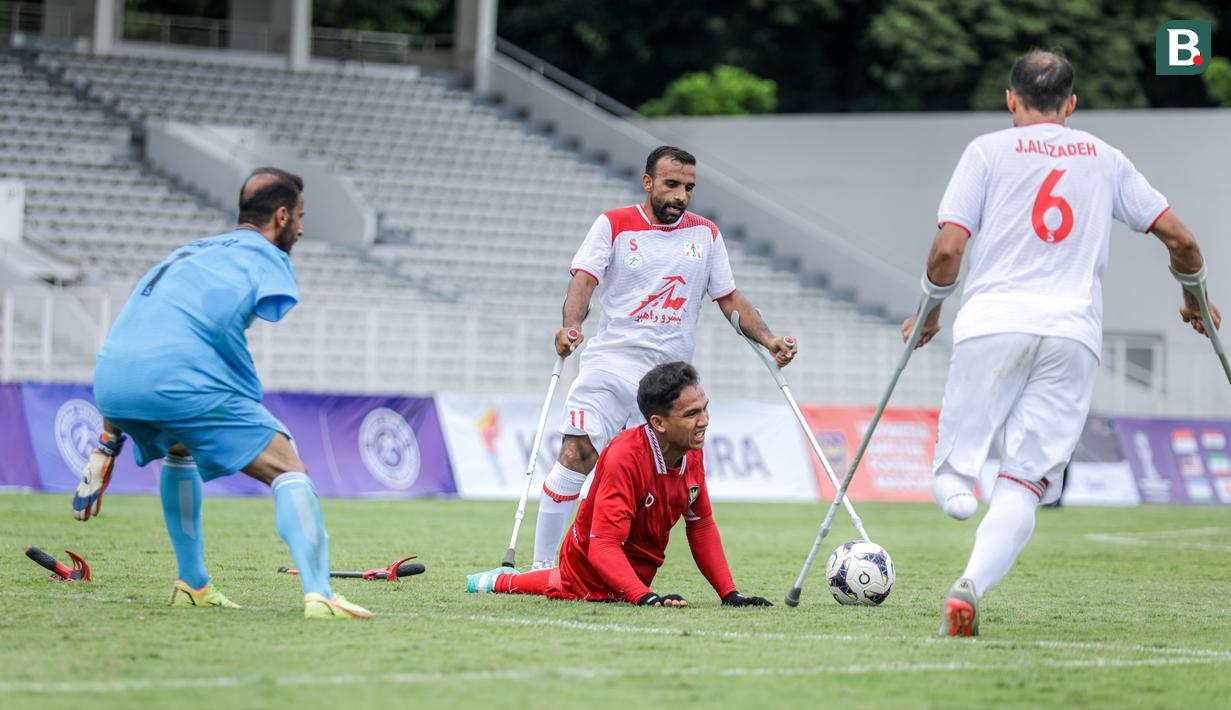 Pemain Timnas Amputasi Indonesia, Agung Rizki Satria tejatuh saat mengejar bola dalam laga Grup A Kualifikasi Piala Dunia Amputasi 2026 melawan Iran di Stadion Madya, Senayan, Jakarta, Kamis (13/11/2025). (Bola.com/Bagaskara Lazuardi)