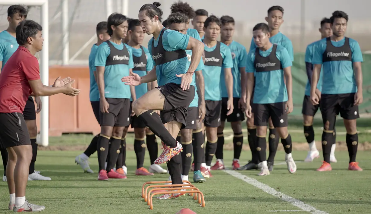 Pemain Penang FA Malaysia, Ryuji Utomo melakukan latihan bersama pemain lainnya di lapangan sepak bola JA Centre of Excellence & Shooting Club, Dubai. (Foto: Dokumentasi PSSI)