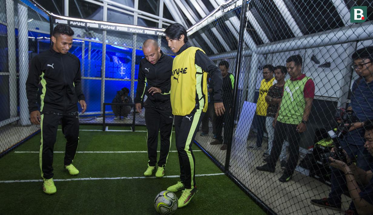 Pesepak bola, Hanif Sjahbandi, Julian Faubert dan Osvaldo Haay mencoba sepatu Puma Future 18.1 di Taman Menteng, Jakarta, Jumat (9/3/2018). Puma Future 18.1 dirancang untuk pengepasan saat pemakaian. (Bola.com/Vitalis Yogi Trisna)