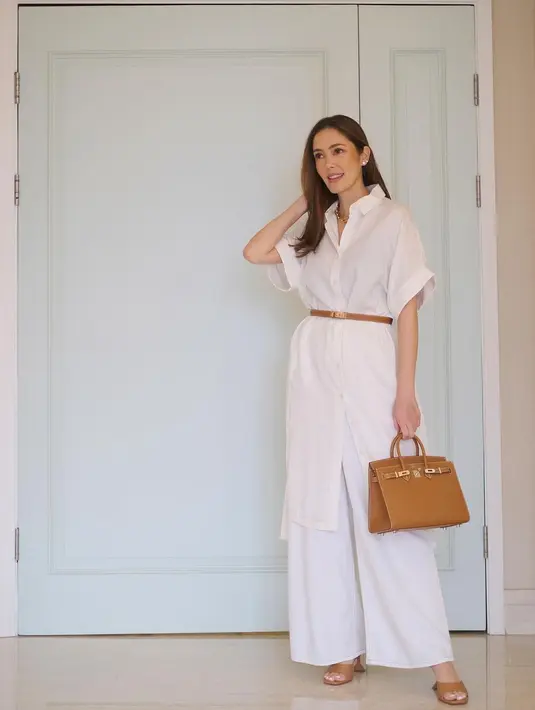 <p>Celana kulot putih milikmu akan cocok dipadukan dengan tunik panjang warna senada. Tak perlu takut bentuk tubuh akan terlihat besar karena perpaduan dua item ini, kamu bisa tambahkan belt untuk menunjukkan sedikit lekuk pinggang. [Instagram/cathysharon]</p>