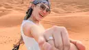 Via Vallen saat menggandeng tangan sang suami Chevra Yolandi, terlihat Via Vallen kedapatan memakai cincin kawinnya di jari manisnya. Pelantun lagu Sayang itu tampak bahagia saat bersama suaminya di gurun pasir. (Instagram/viavallen)