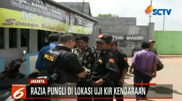 Satu bundel karcis retribusi berlogo Pemprov DKI yang diduga palsu disita. Uang sebesar Rp 1 juta berhasil diamankan dari para preman.