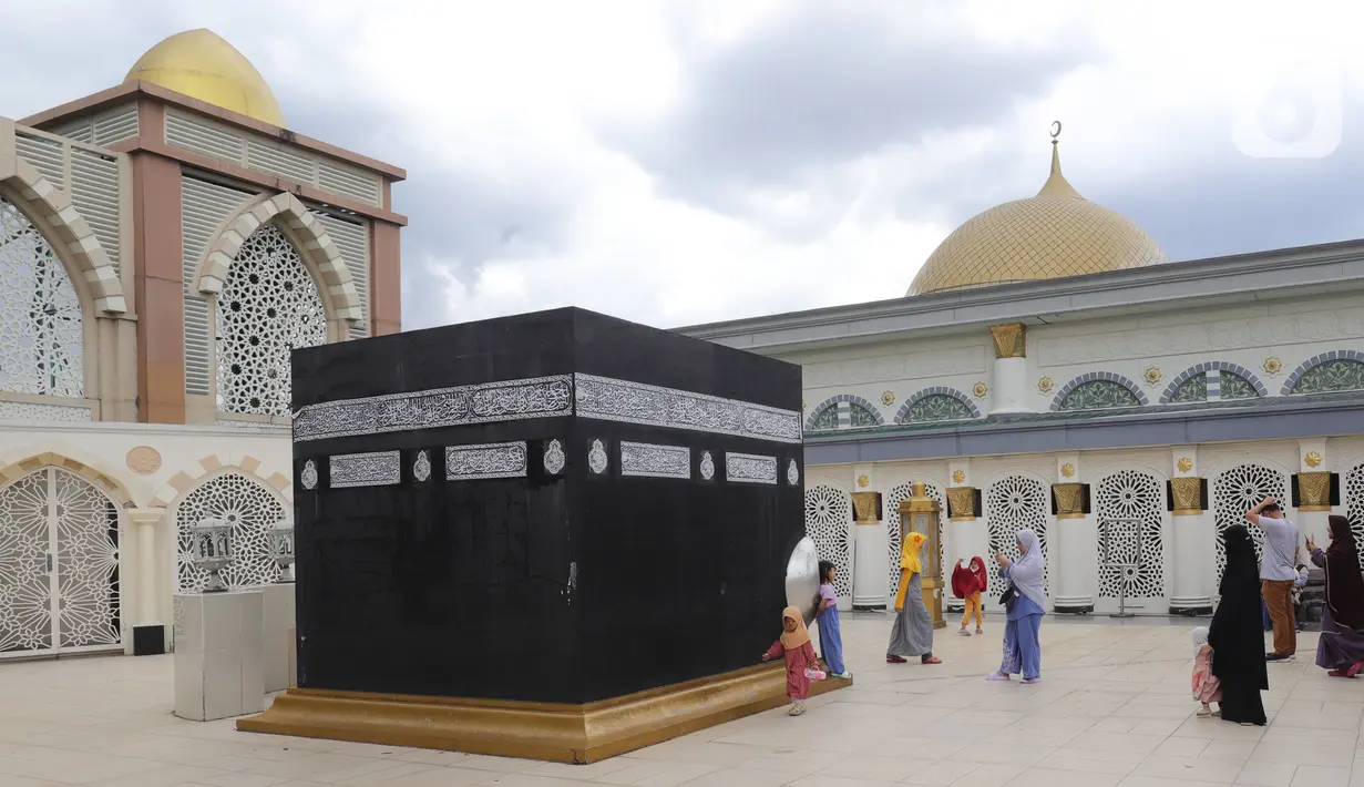 Pengunjung melintas di miniatur Kakbah di Masjid Nurul Iman, Blok M Square, Jakarta, Sabtu (2/4/2022). Miniatur Ka'bah itu sebagai fasilitas untuk calon jemaah dari agen perjalanan yang ingin melaksanakan latihan simulasi manasik haji dengan kapasitas 300 orang. (Liputan6.com/Herman Zakharia)