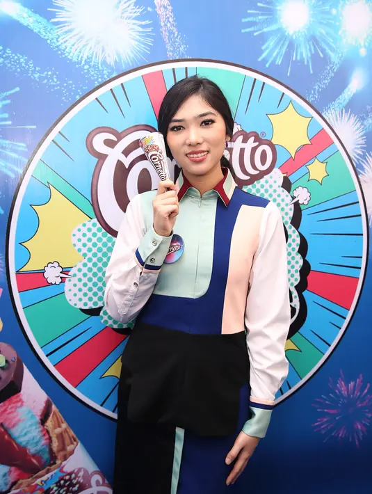 Menggunakan kostum serba biru, Isyana tampil apik dengan mengaramsemen ulang lagu Keep Being You dan Kau Adalah secara medley. Selain tempil menghibur, Isyana juga sebagai dewan juri acara tersebut. (Bambang E. Ros/Bintang.com)