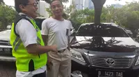 Mobil berstiker DPD ini terjaring razia pajak mobil mewah di Mall Pondok Indah. (Merdeka.com/ Tri Yuniwati Lestari)