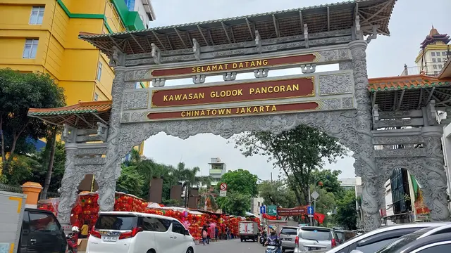 Penjual pernak pernik perayaan Tahun Baru Imlek 2023 di kawasan pecinan Glodok, Taman Sari, Jakarta Barat.