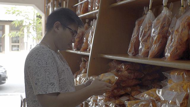 bisnis Keripik Balado Nan Salero yang digeluti oleh Andry Yapilus.