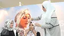 Artis dan designer Zaskia Sungkar melakukan tutorial hijab pada saat acara Deyn Festive Raya di kawasan sudirman, Jakarta, Sabtu (11/06/2016).  Deyn mengeluarkan koleksi spesial bertajuk "Festive Raya". (Liputan6.com/Herman Zakharia)