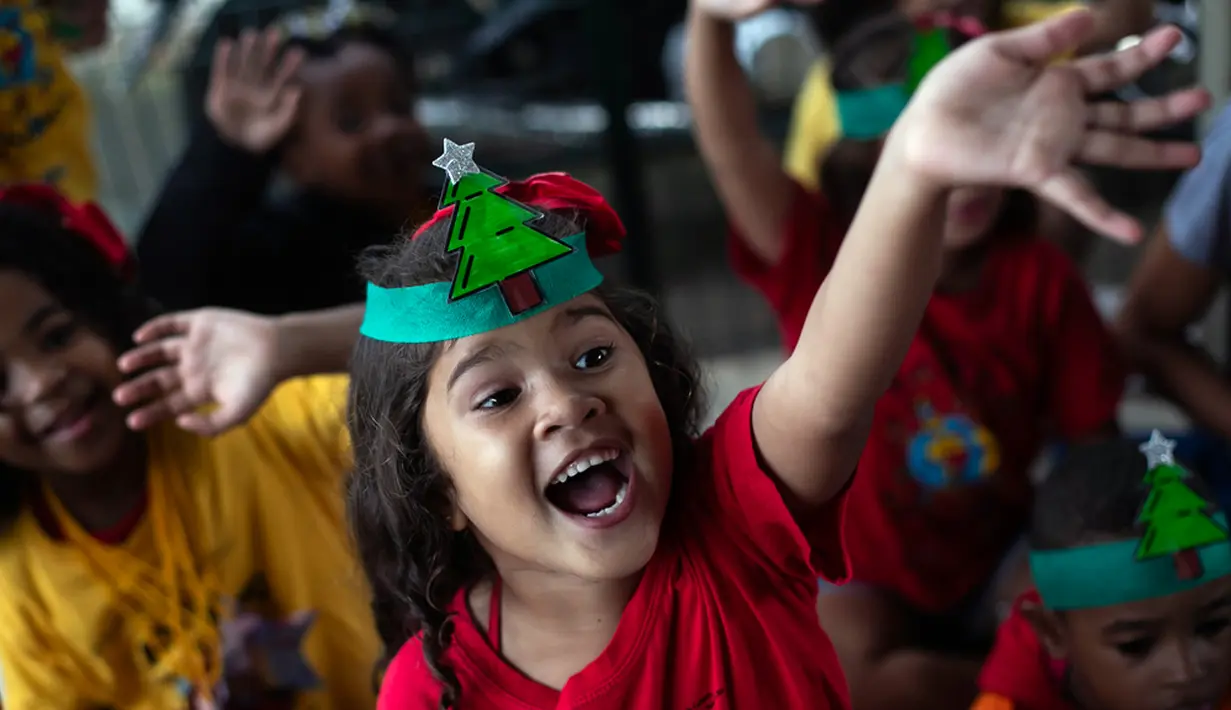 Black Santa, yang diperankan oleh Rodrigo Franca, menjadi daya tarik utama pada setiap menjelang Natal di Rio de Janeiro. (AP Photo/Bruna Prado)