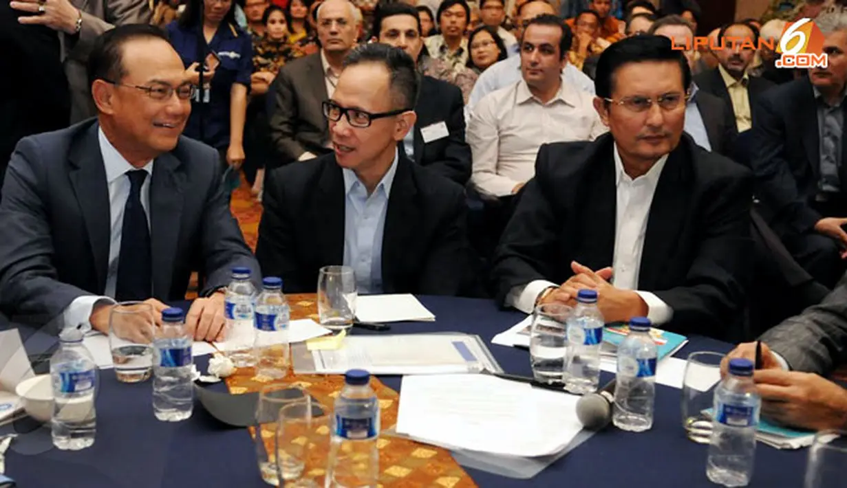 Mahendra Siregar (Kepala BKPM - tengah) terlihat berbincang serius dengan Suryo Bambang Sulistyo (Ketua Kadin Indonesia - kiri) di sela-sela diskusi Indonesia-Iran Busines Forum (Liputan6.com/Helmi Fithriansyah).