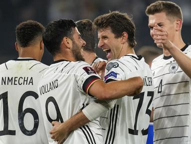 Jerman sukses meraih tiga poin dalam laga lanjutan Grup J Kualifikasi Piala Dunia 2022 melawan Liechtenstein. Tak tanggung-tanggung, skuat Der Panzer berpesta sembilan gol tanpa balas pada pertandingan yang berlangsung di Volkswagen Arena, Jumat (12/11/2021) dini hari WIB tersebut. (AP/Michael Sohn)
