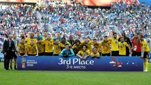 Para peman timnas Belgia berpose setelah pertandingan memperebutkan juara tiga Piala Dunia 2018 melawan Inggris di Stadion St. Petersburg di St. Petersburg, Rusia, (14/7). Belgia menang 2-0 atas Inggris. (AP Photo / Natacha Pisarenko)