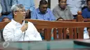 Eks Ketua MK Akil Mochtar saat menjalani sidang di Pengadilan Tipikor, Jakarta, Senin (5/10/2015). Akil menjadi saksi persidangan Bupati Empat Lawang Budi Antoni terkait kasus suap sengketa pilkada Kabupaten Empat Lawang. (Liputan6.com/Andrian M Tunay) 