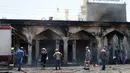 Kondisi kawasan makam Sayid Muhammad bin Ali al-Hadi di Balad usai terkena serangan bom bunuh diri, Baghdad, Irak (8/7). Diduga yang melakukan serangan adalah kelompok ISIS. (REUTERS / Thaier Al-Sudani)
