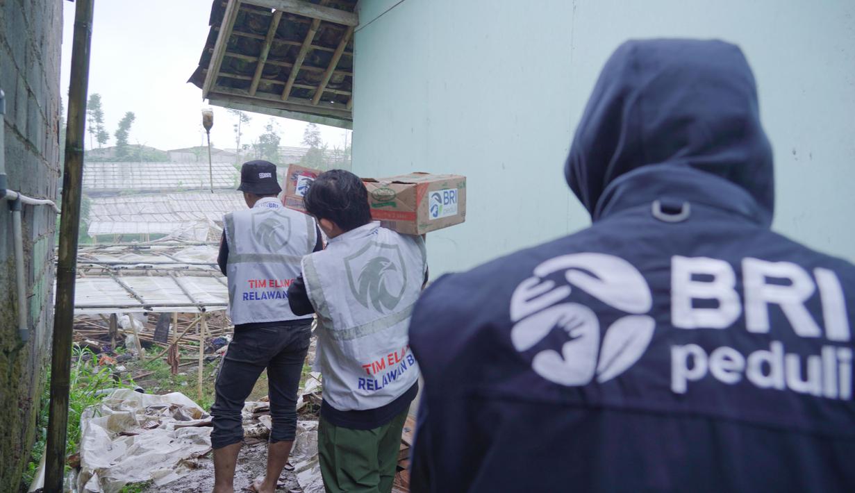 Merespons kondisi tersebut, BRI melalui program Corporate Social Responsibility (CSR) BRI Peduli bergerak cepat menyalurkan bantuan tanggap bencana bagi warga terdampak.