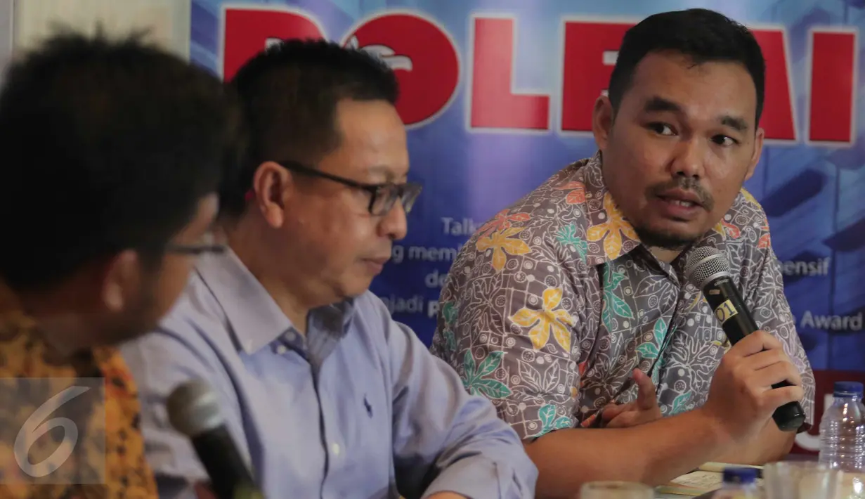 Moderator Pangeran Ahmad Nirdin saat meminta tanggapan sejumlah narasumber pada diskusi di kawasan Menteng, Jakarta, Sabtu (10/10/2015). Diskusi tersebut membahas kabut asap dari kebakaran hutan yang semakin pekat. (Liputan6.com/Angga Yuniar)