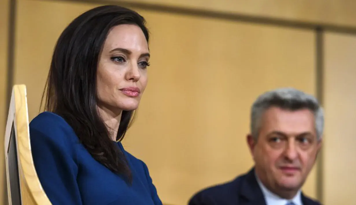 Setelah selama beberapa bulan pasangan Brangelina ini sepakat mengakhiri rumah tangga mereka, memang sudah sepantasnya Jolie dan Pitt kembali memikirikan kehidupan cinta mereka masing-masing. (AFP/Bintang.com)